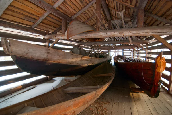Ein langes Boot aus finnischem Holz. — Stockfoto