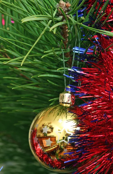 Желтый рождественский шар на рождественской елке — стоковое фото