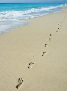 sahil şeridine ayak izleri