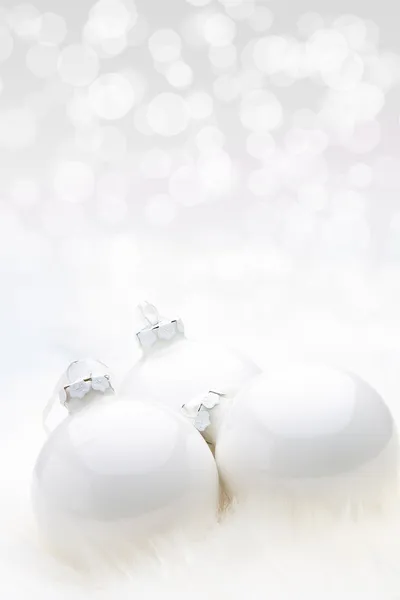 Bianco Natale Baubles con sfondo bokeh — Foto Stock