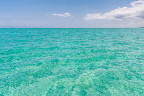 Das smaragdgrüne Meer — Stockfoto