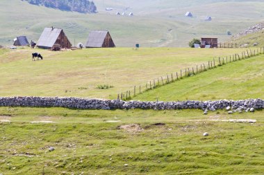 durmitor içinde küçük bir köy.