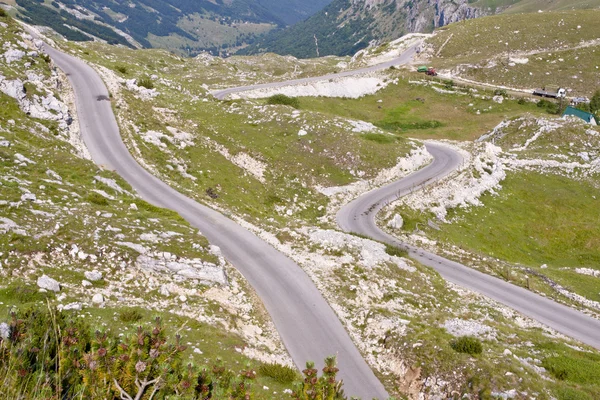 Διαδρομή στενά βουνά. τοπίο - Μαυροβούνιο. — Φωτογραφία Αρχείου