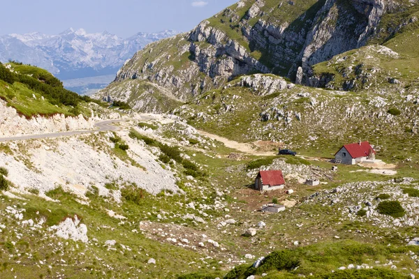 Zwei Ferienhäuser - durmitor, montenegro — Stockfoto