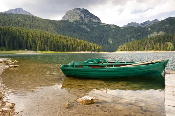 Ξύλινο σκάφος - άσπρο λίμνη. — Φωτογραφία Αρχείου