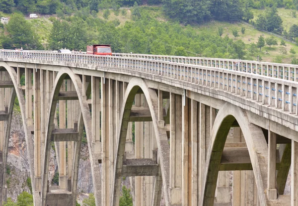 Most na řece tara v durdevica, Černá Hora. — Stock fotografie