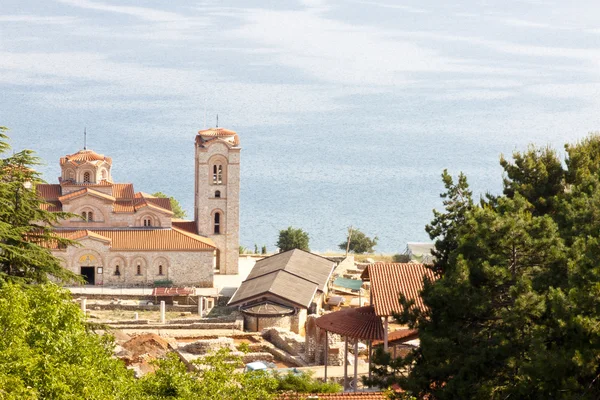 Vista na igreja na costa do lago Ohridsko — Fotografia de Stock