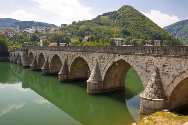 Gamla bron över drina river - visegrad, Balkan. — Stockfoto