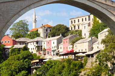 mostar kıyısında göster.