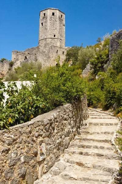 古い要塞 - そびえるに石だらけの道. — ストック写真