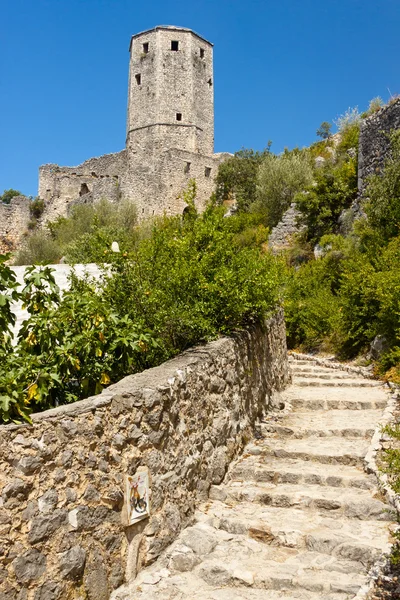 Steniga vägen till gamla befästningen - Počitelj. — Stockfoto