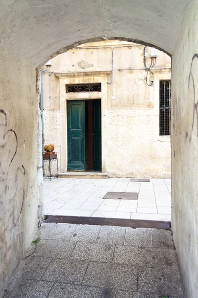 Зеленая деревянная дверь - Dubrovnik — стоковое фото