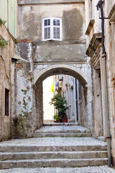 Narrow alley in Dubrovnik — Stock Photo, Image