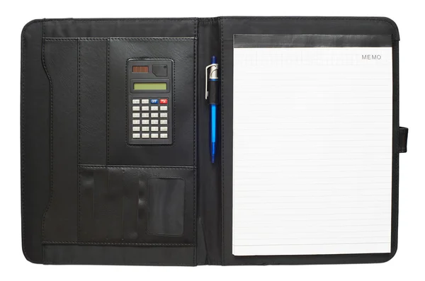Carpeta de cuero negro con bloc de notas, pluma y calculadora — Foto de Stock