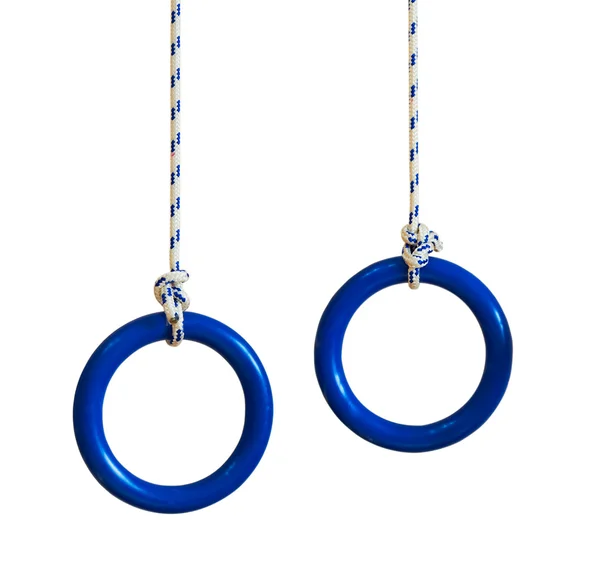 Синие гимнастические кольца на веревке — стоковое фото