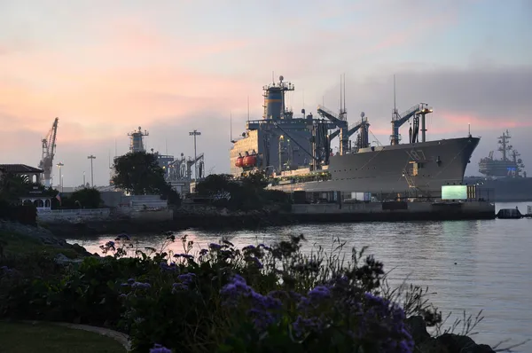 Navio da Marinha no porto — Fotografia de Stock