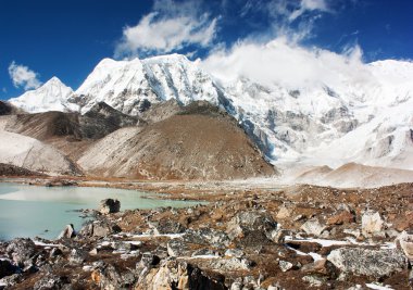 cho oyu bir görünümü ile göl ve bulut