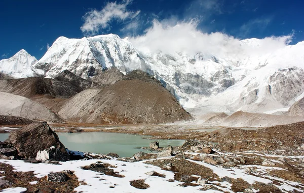 View of cho oyu with lake and cloud — Stock Photo, Image