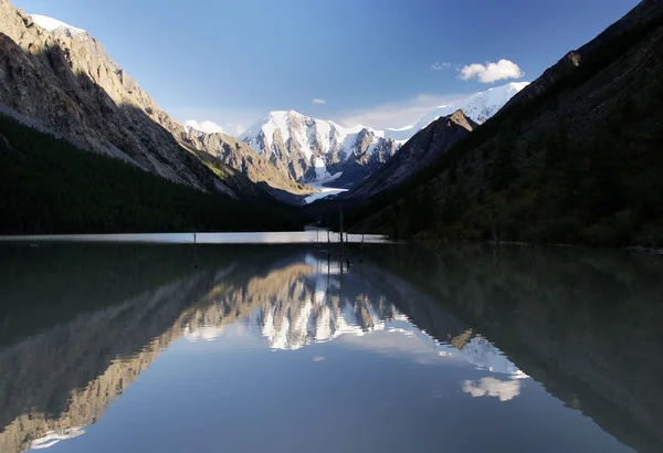 Lago Masej y el valle y la cara de roca - montañas altai — Foto de Stock