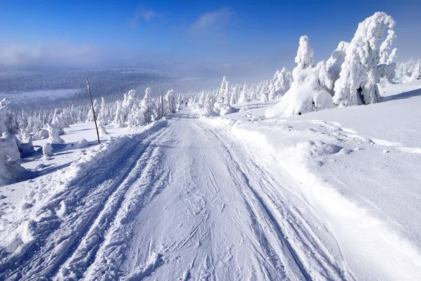 寒冬山水风景与改性越野滑雪方式 — 图库照片