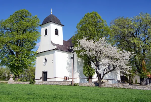 Igreja em ruda aldeia boémia e morávia terras altas República Checa — Fotografia de Stock