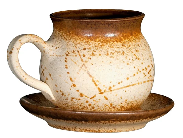 Керамический чайник с блюдцем изолированы на белом фоне — стоковое фото