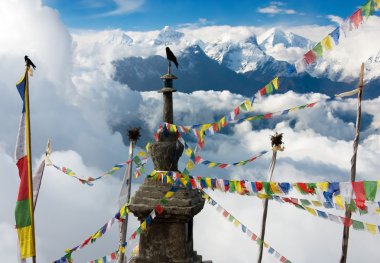 Ganesh Dharma stupa ve dua bayrakları ile