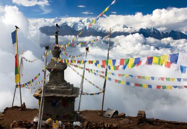 Ganesh Dharma stupa ve dua bayrakları ile