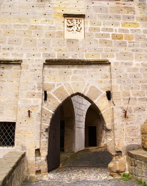 Eingang zur gotischen Burg - Burg Kost - Tschechische Republik — Stockfoto