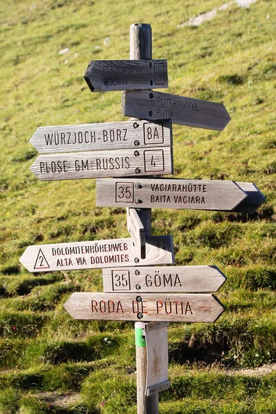 Tourist guidepost under peitlerkofel - dolomiti italy — Stock Photo, Image