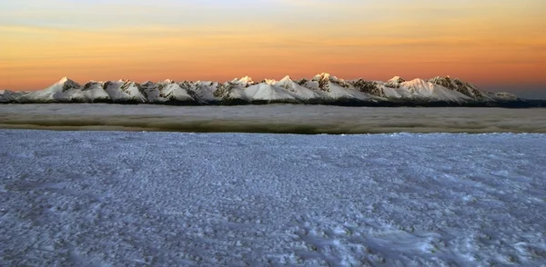 Вечерний зимний пейзаж из низких татр гор Словакии — стоковое фото