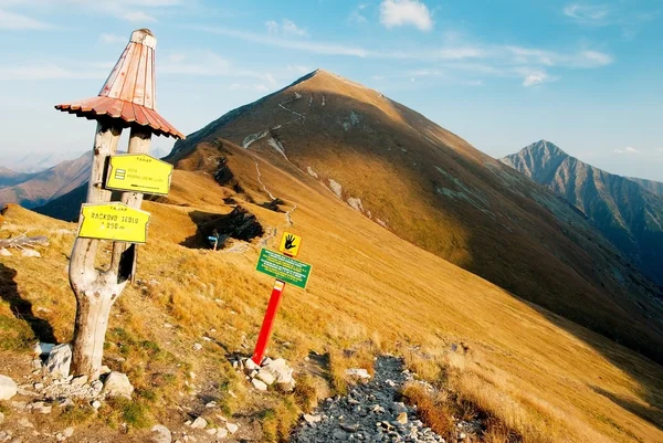 Vista otoñal desde montañas rohace con guidepost —  Fotos de Stock