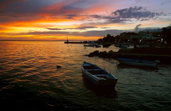 Solnedgång med båt över havet - Kroatien — Stockfoto