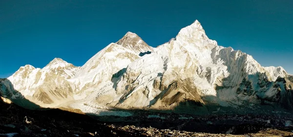 Vista nocturna del Everest y Nuptse desde Kala Patthar — Foto de Stock