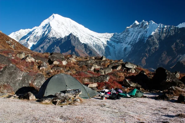 Zelt und Langtang-Gipfel — Stockfoto