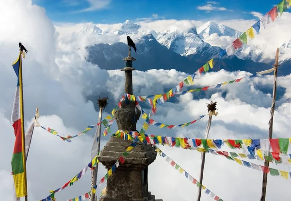 Himalaje z flagami stupa i modlitwa — Zdjęcie stockowe