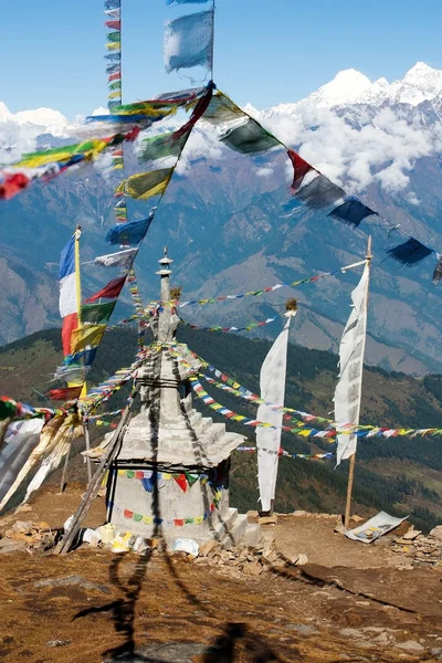 Langtang ganesh Dharma ile stupa ve dua bayrakları - nepal için görüntüleyin. — Stok fotoğraf