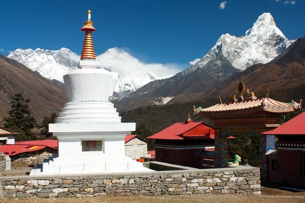 Ama Dablam Lhotse y la cima del Everest de Tengboche — Foto de Stock