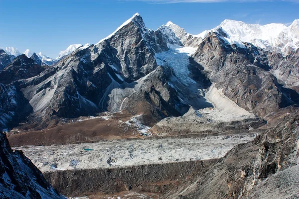 Khumbu gletsjer en Lungde piek van kongma la pass - nepal — Stockfoto