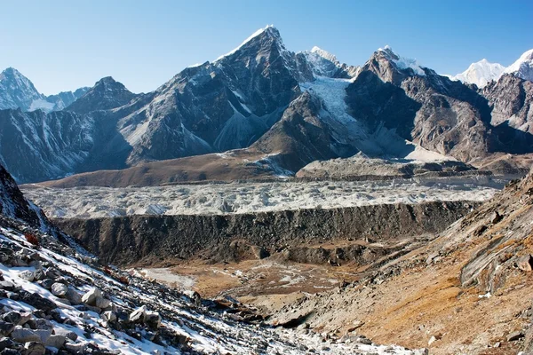 Khumbu glacier and lobuche peak from Kongma la pass - nepal — Stock Photo, Image