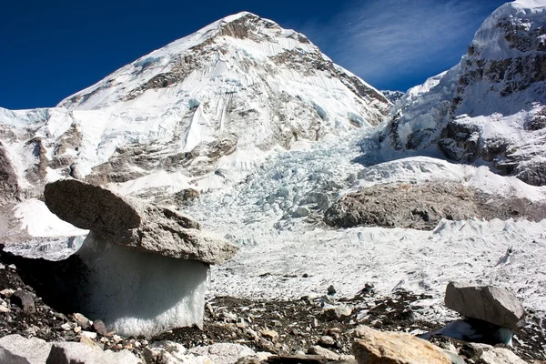 Странные "грибы" на леднике на пути к базовому лагерю Эверест — стоковое фото