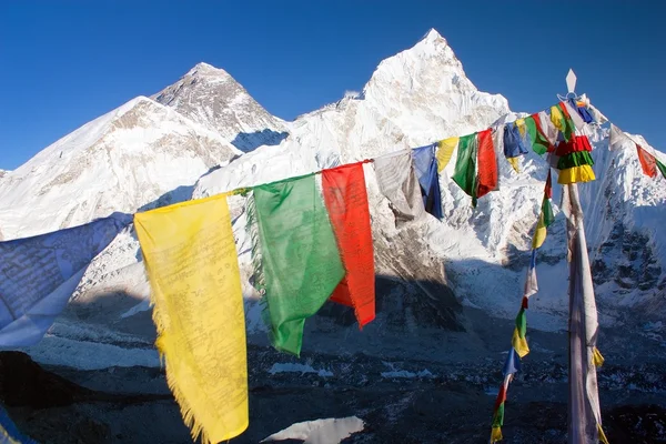 Blick auf den Everest mit buddhistischen Gebetsfahnen von kala patthar — Stockfoto