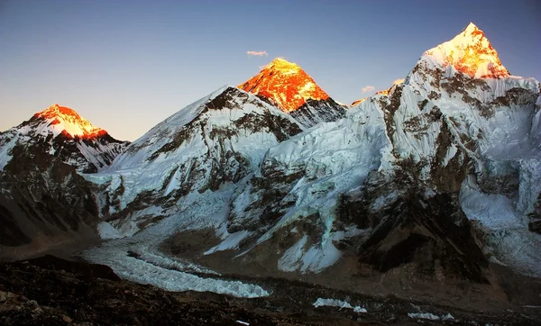 Άποψη του everest και nuptse από patthar ΚΑΛΑ το βράδυ — Φωτογραφία Αρχείου