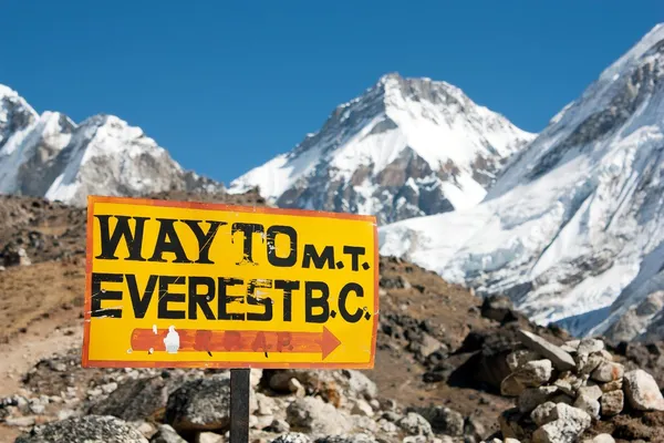 Everest Dağı'nın m.ö tabelasını yol. — Stok fotoğraf