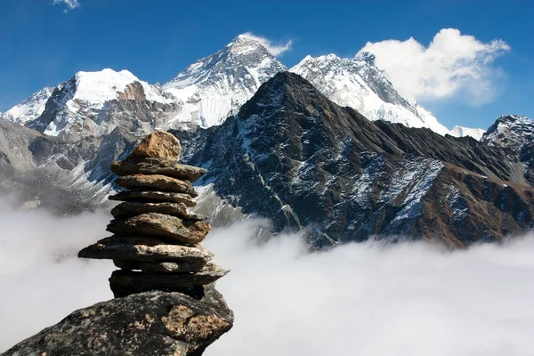 Vista de Everest con el hombre de piedra de Gokyo ri — Foto de Stock