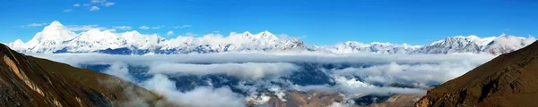 Vista desde thorung la pass annapurna himal a dhaulagiri himal — Foto de Stock