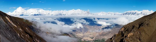 Θέα από το thorung la περάσει annapurna himal Νταουλαγκίρι himal — Φωτογραφία Αρχείου