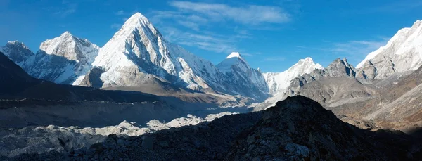 Údolí Khumbu, špička ledovce a pumo ri-khumbu — Stock fotografie