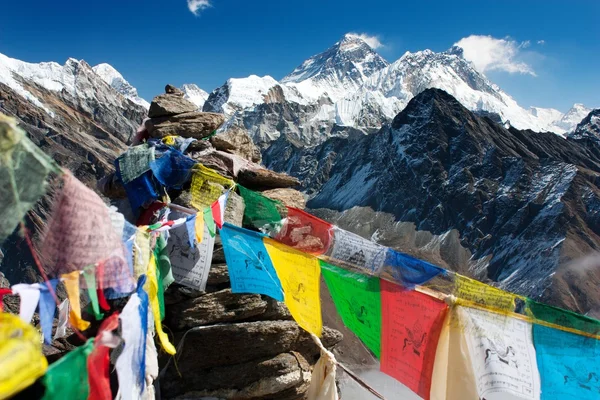 Blick auf den Everest von gokyo ri mit Gebetsfahnen Stockbild