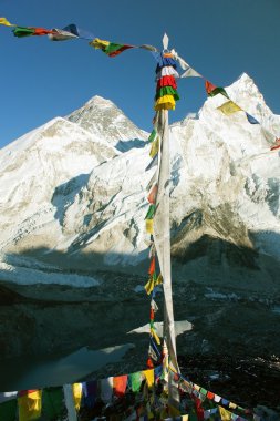 kala patthar Budist dua bayraklar ile everest görmek